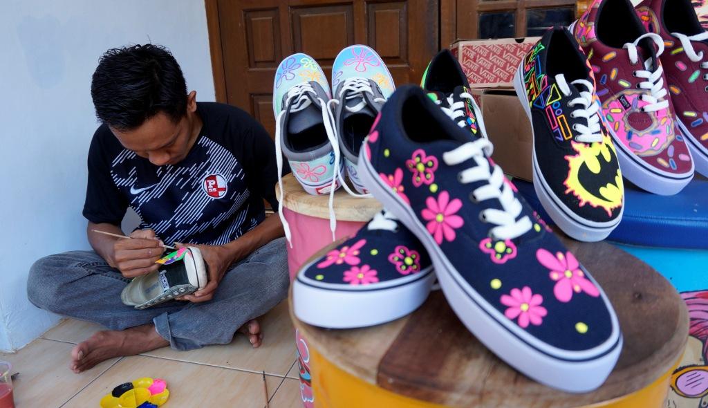 Perajin Sepatu Batik