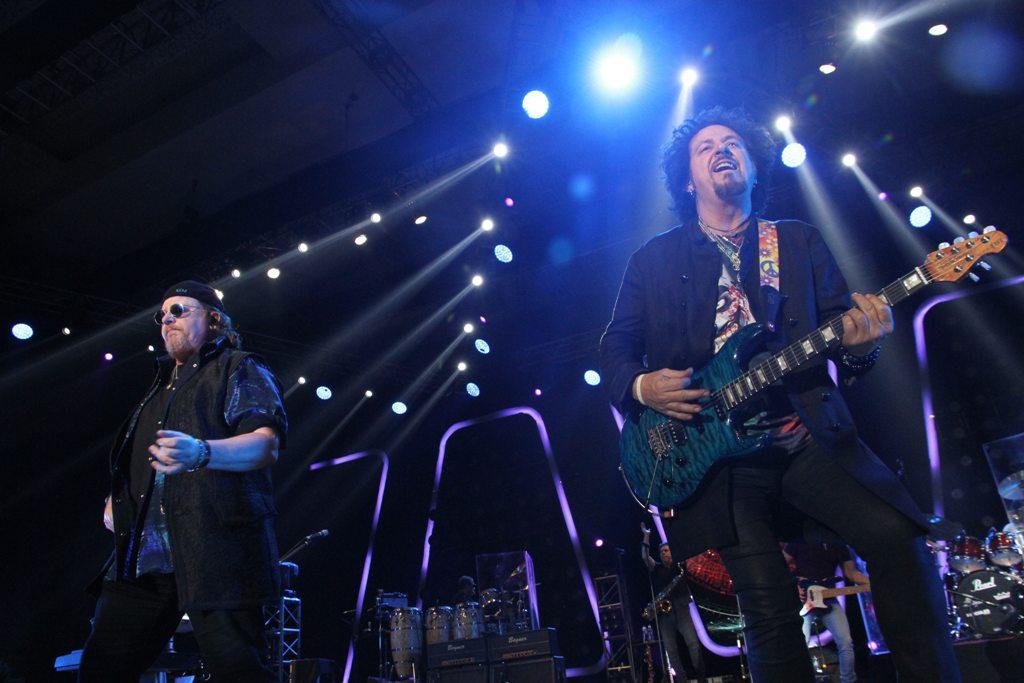 AKSI PANGGUNG BAND LEGENDARIS