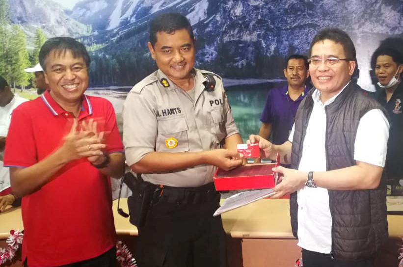 Serahkan Bantuan