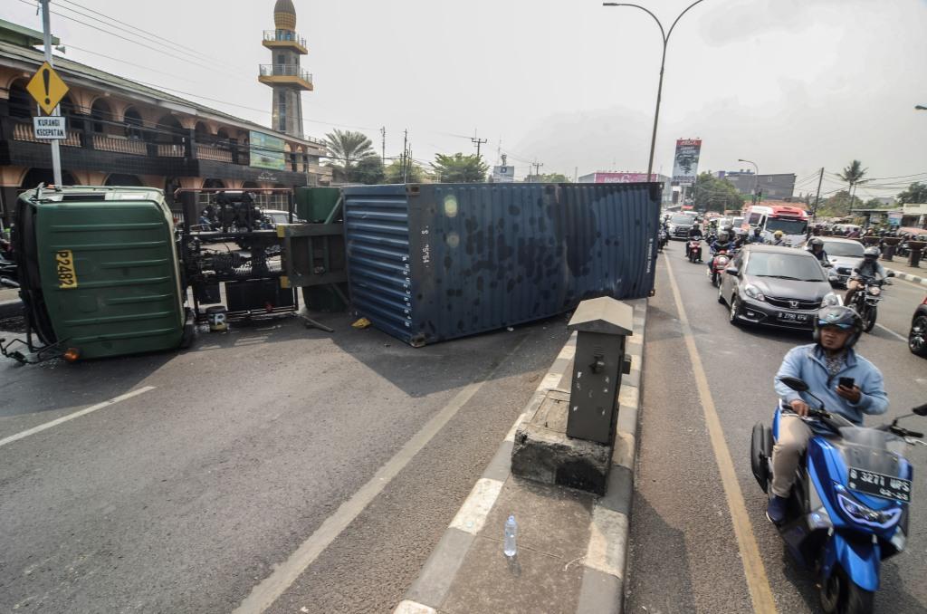 Truk Terbalik