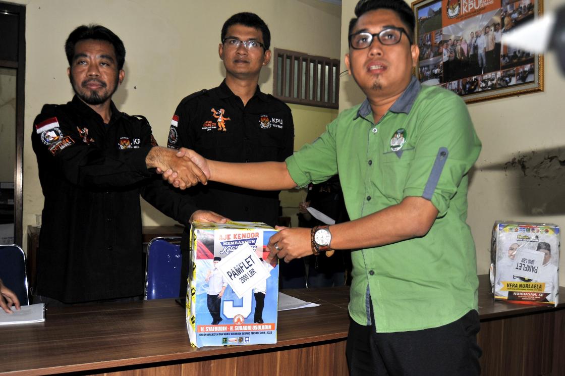 Serahkan Peraga Kampanye