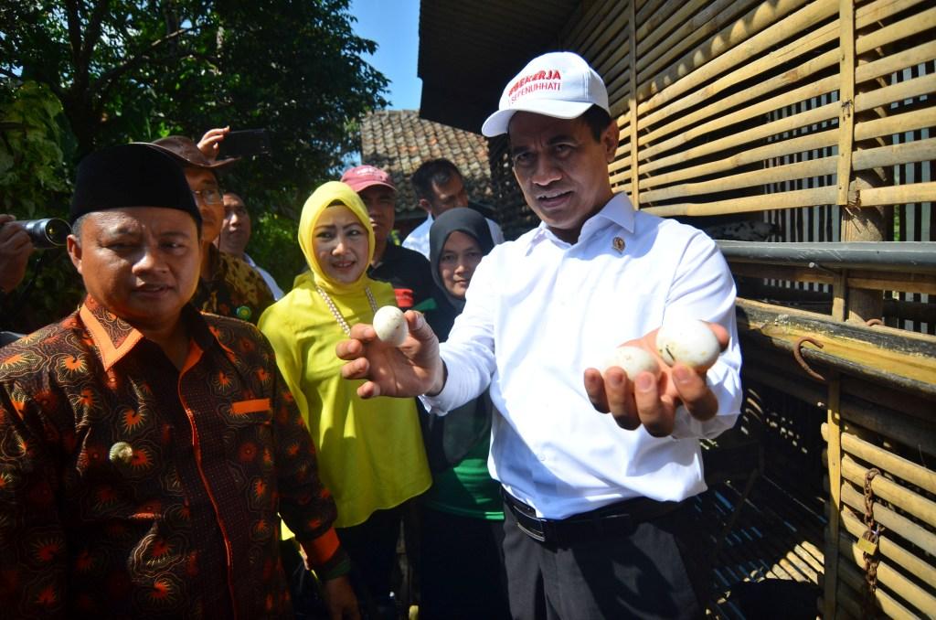 Serahkan Bantuan