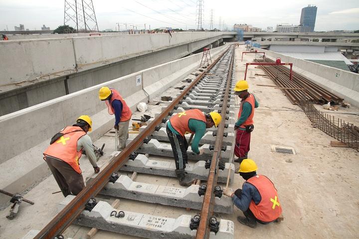 Pemasangan Rel LRT