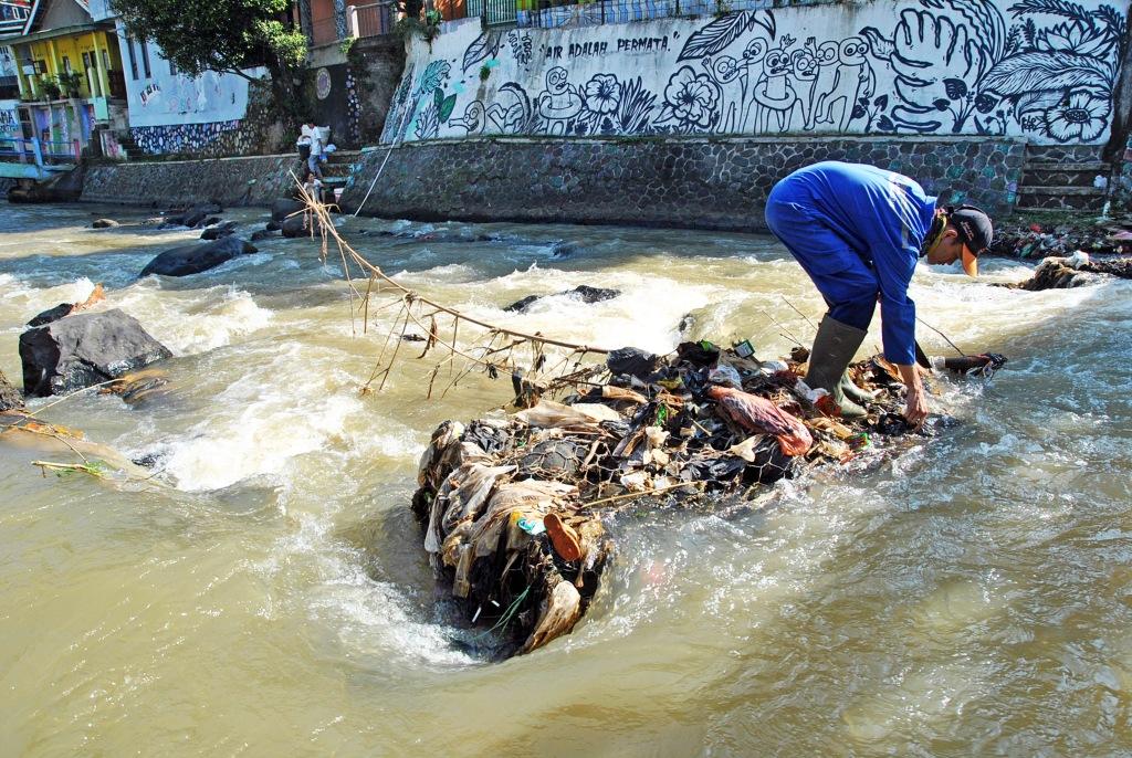 Bersih-Bersih Sungai