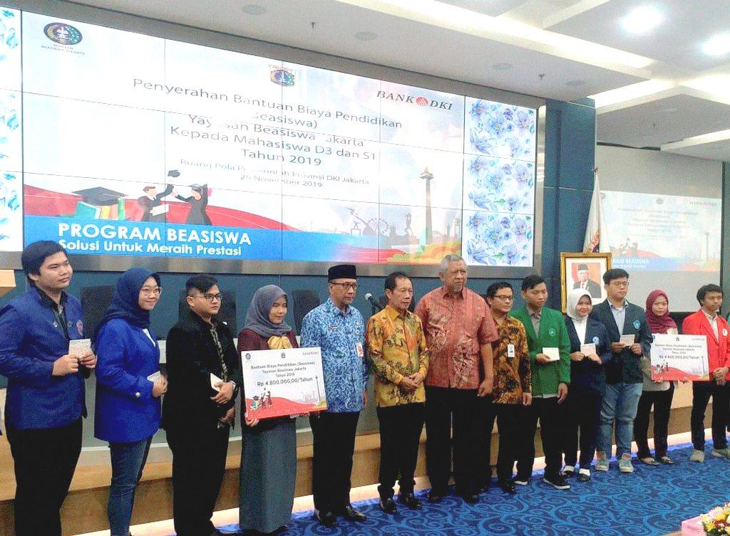 Serahkan Beasiswa