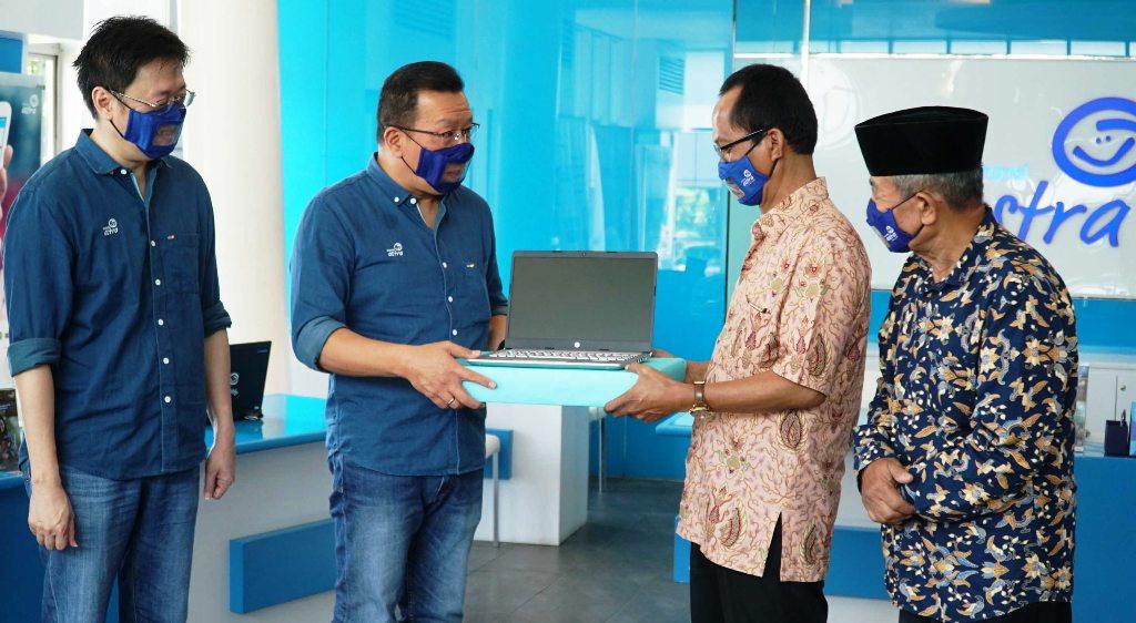 Serahkan Beasiswa