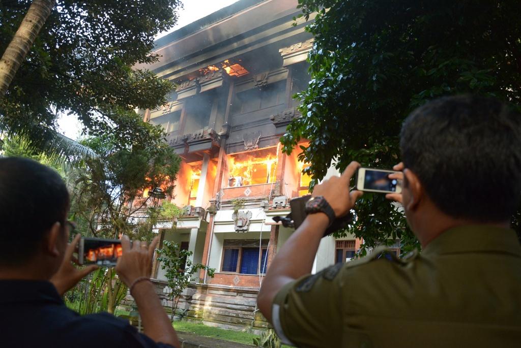 Kantor Gubernur Terbakar