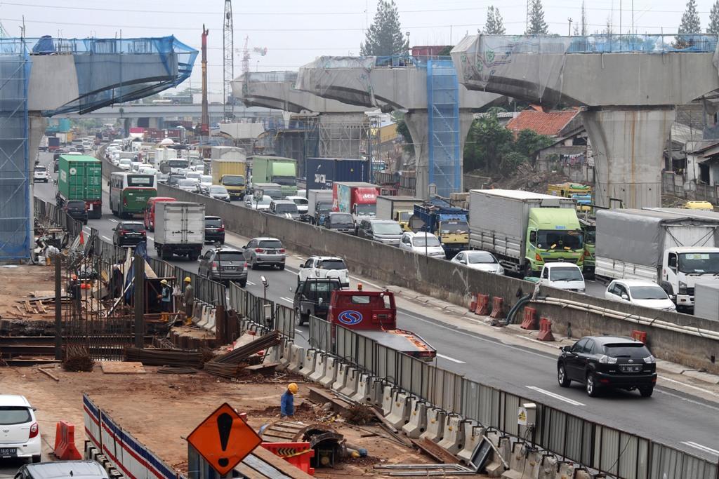 Proyek tol layang dan LRT