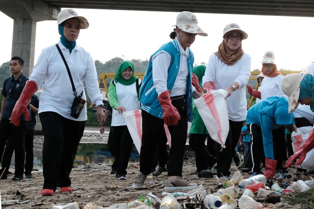 IBU NEGARA BERSIHKAN PANTAI