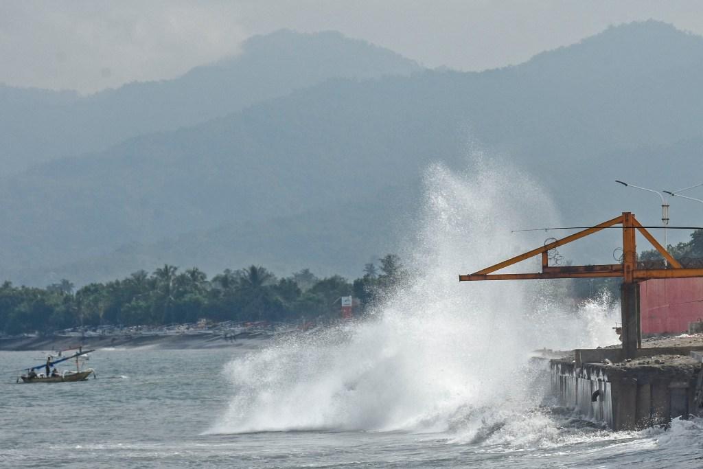 Diterjang Gelombang Tinggi