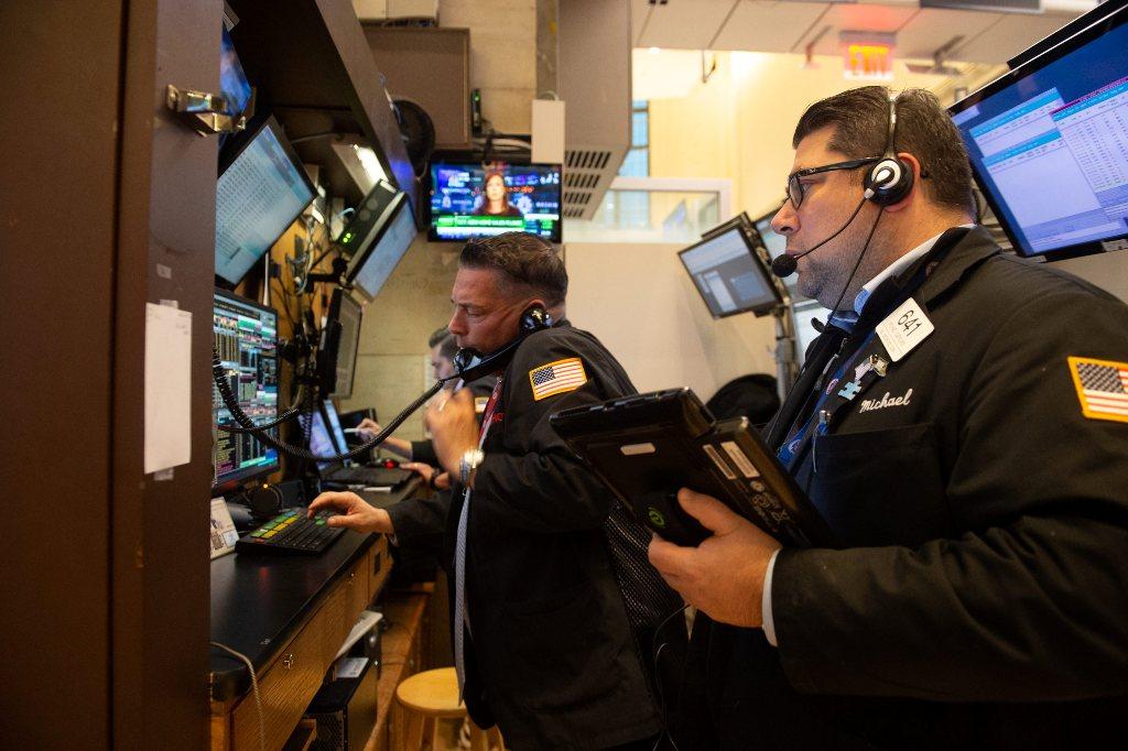 Wall Street Melonjak
