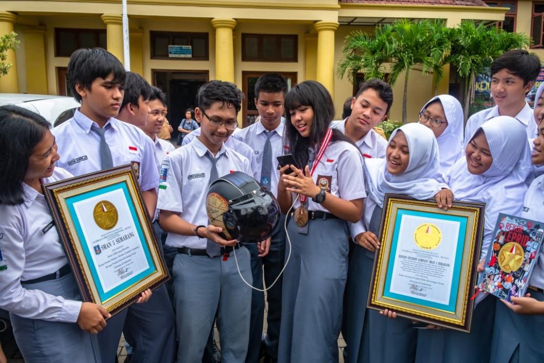 Helm untuk "Ngecas"