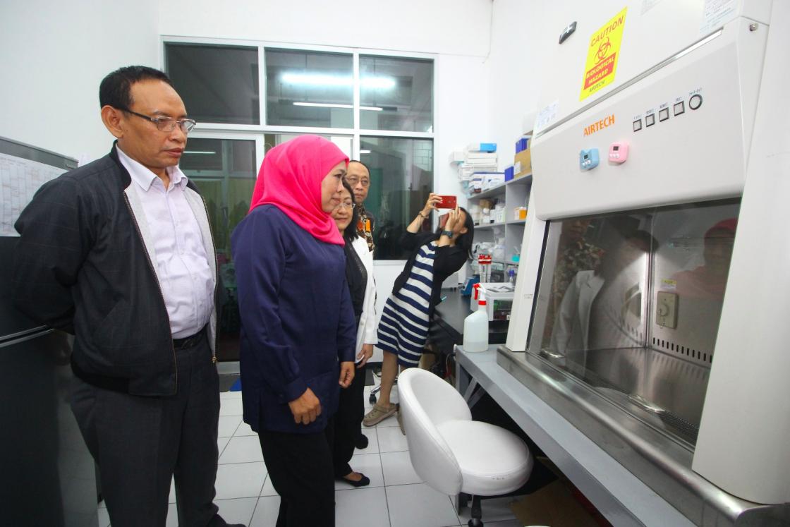 Khofifah Tinjau Lab Unair