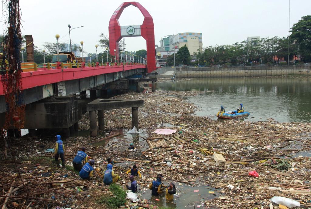 Menyortir Sampah