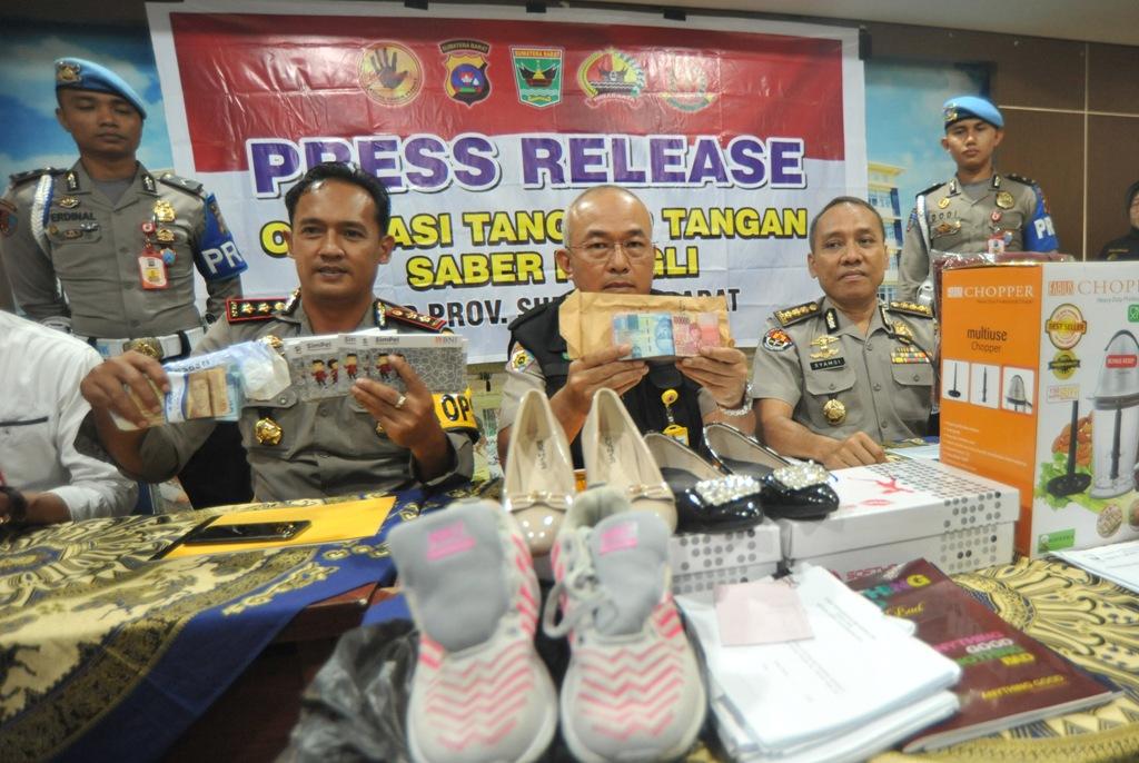 Tunjukkan Barang Bukti