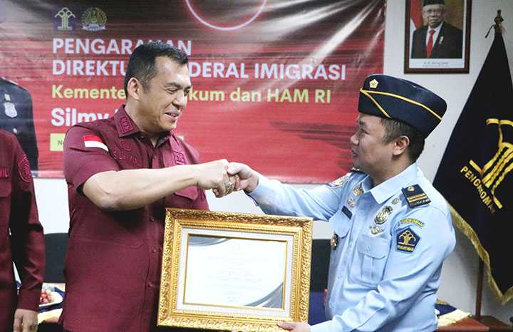 Piagam Penghargaan untuk Petugas Imigrasi
