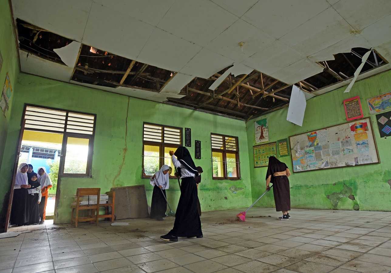 PLAFON RUANG KELAS SDN DI BANTEN JEBOL