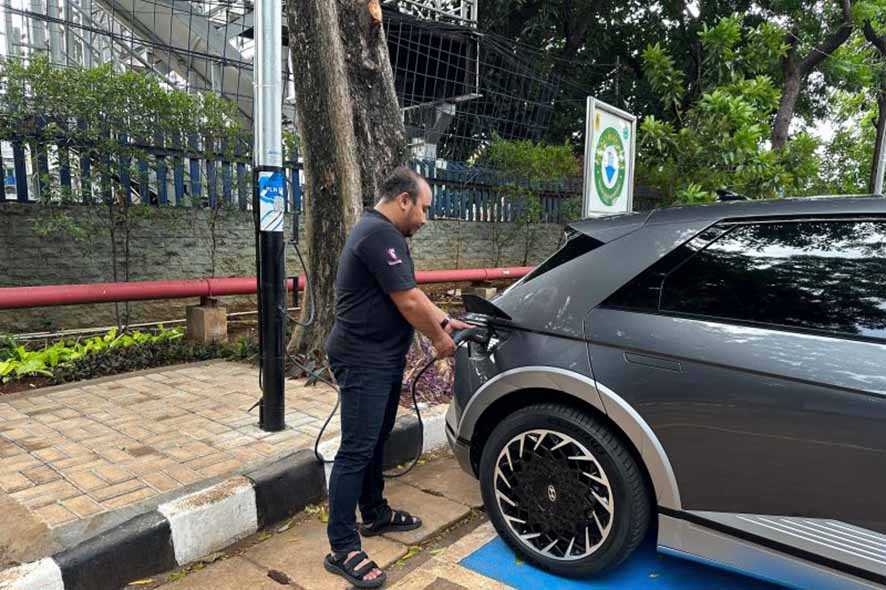 PLN Targetkan Bangun 2.000 SPKLU Tiang Listrik Selama 2024
