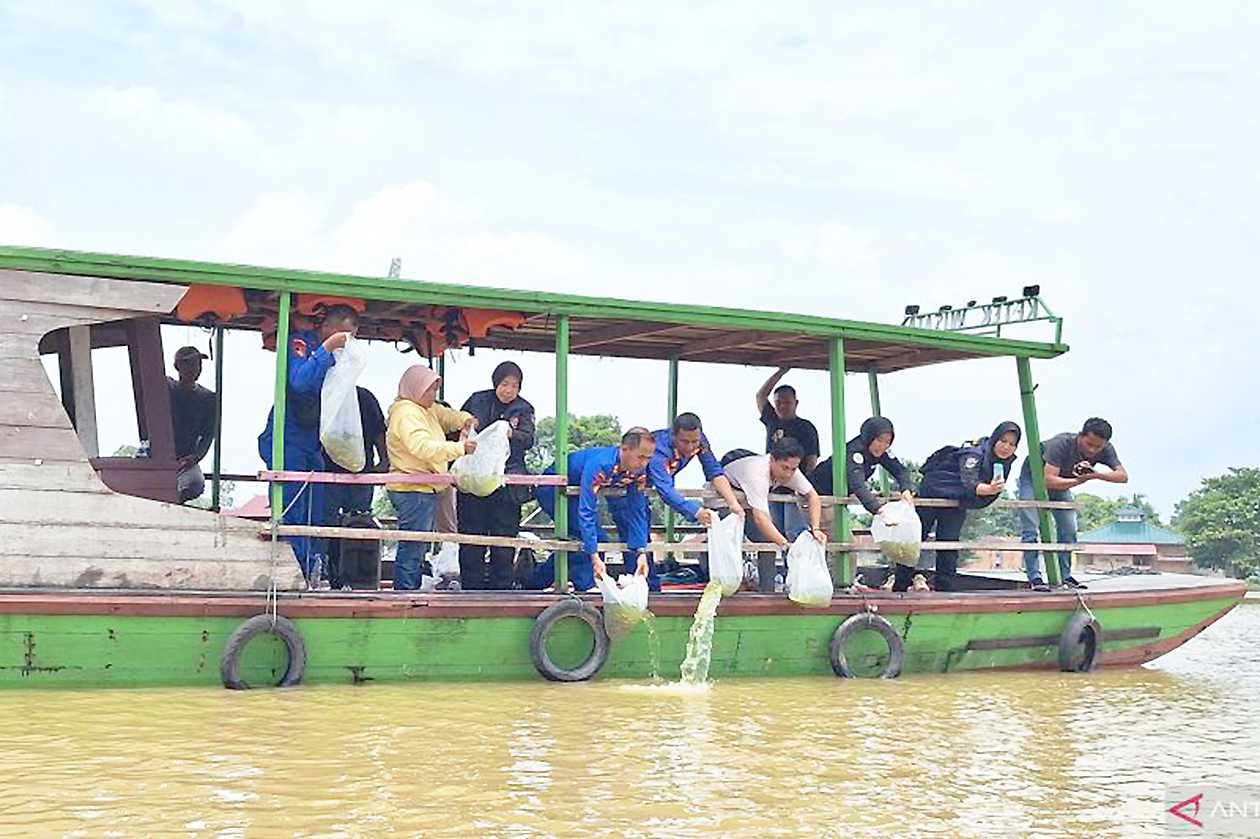 Polairud Polda Jambi Sebar 20 Ribu Benih Ikan di Danau Sipin