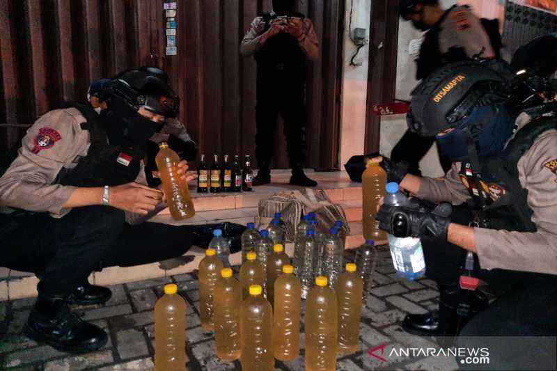 Polisi Amankan Penjual Miras di Ruko Purwosari Solo