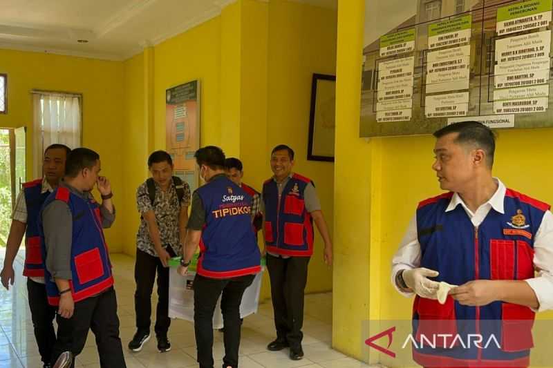 Polisi Geledah Kantor Dinas Pertanian Kabupaten Bengkulu Tengah terkait Dugaan Korupsi