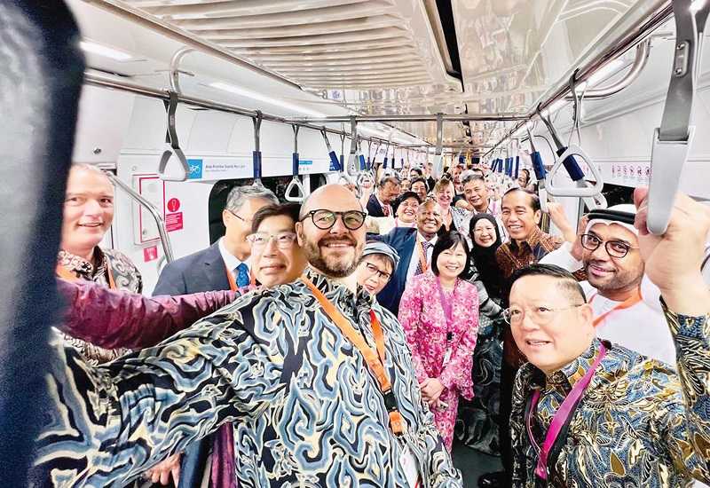 PRESIDEN AJAK DUBES NEGARA ASEAN DAN MITRA NAIK MRT
