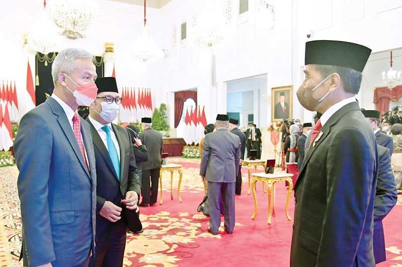 PRESIDEN BERBINCANG DENGAN GANJAR PRANOWO DAN RIDWAN KAMIL