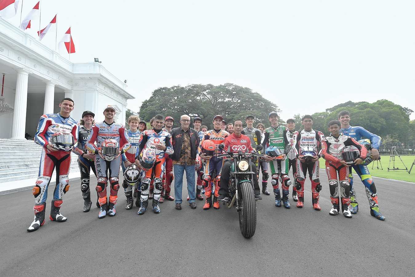 PRESIDEN BERFOTO BERSAMA PEMBALAP MOTO GP