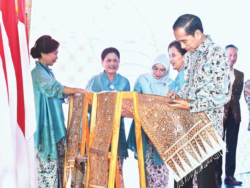 PRESIDEN BERI APRESIASI PELAKU BATIK TANAH AIR