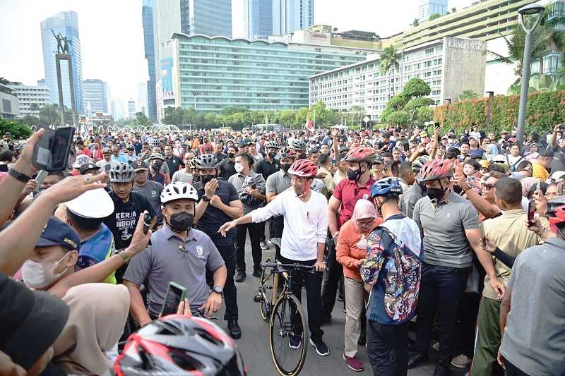 PRESIDEN GUNAKAN SEPEDA BAMBU MENYAPA WARGA DI CFD