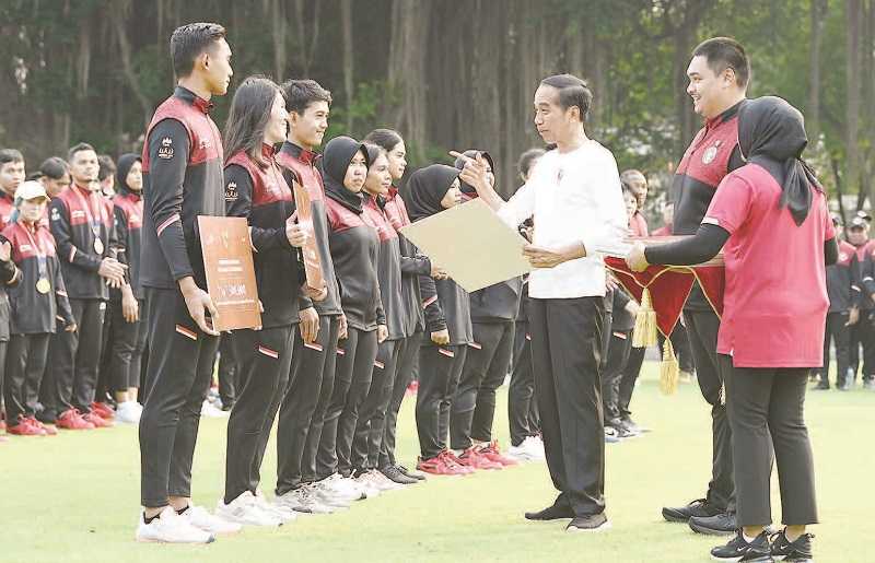 PRESIDEN JOKO WIDODO SERAHKAN BONUS SEA GAMES 2023