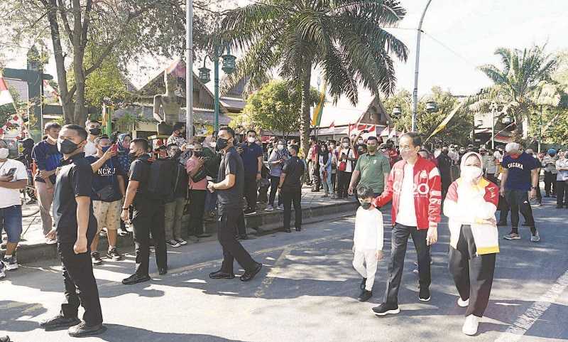 PRESIDEN JOKOWI JALAN SANTAI