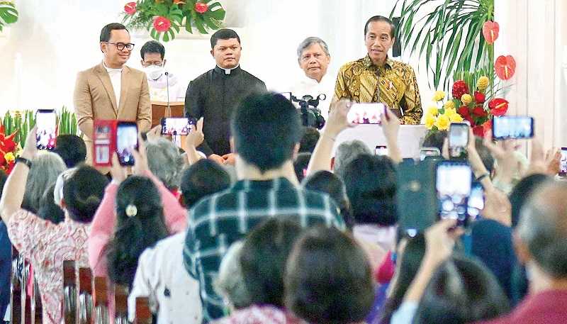 PRESIDEN JOKOWI KUNJUNGI UMAT DI GEREJA KATEDRAL BOGOR