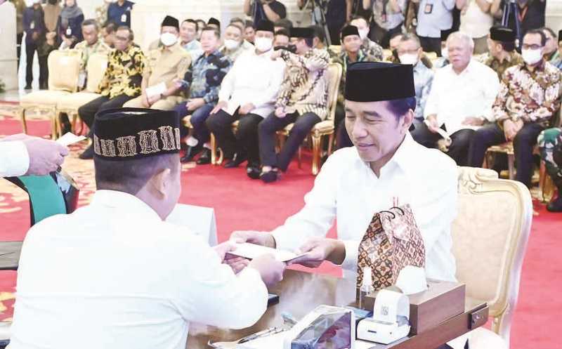 PRESIDEN JOKOWI SERAHKAN ZAKAT