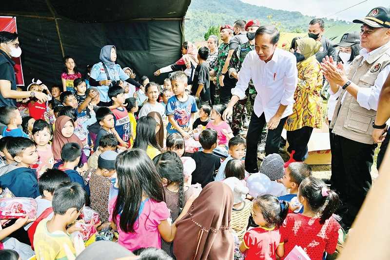 PRESIDEN KEMBALI TINJAU LOKASI GEMPA CIANJUR