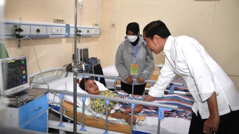 PRESIDEN KUNJUNGI KORBAN TRAGEDI KANJURUHAN