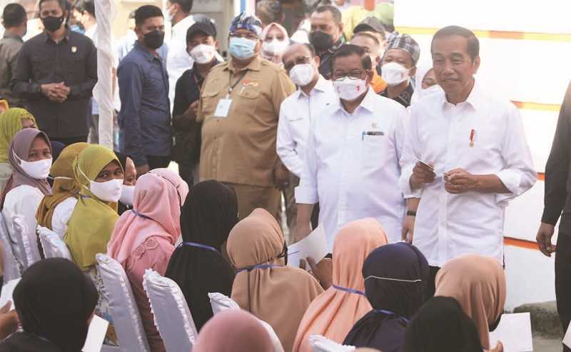 PRESIDEN SERAHKAN BLT BBM