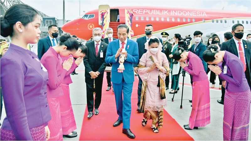 PRESIDEN TIBA DI BANGKOK HADIRI KTT APEC