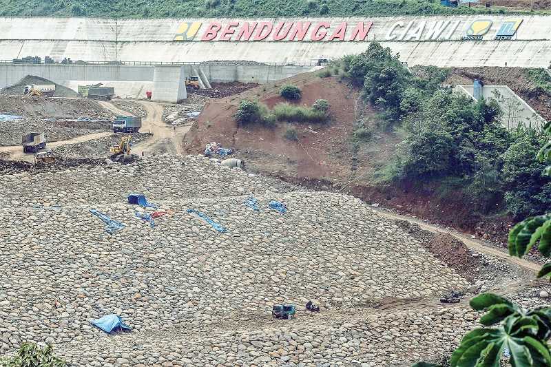 PROYEK PEMBANGUNAN BENDUNGAN CIAWI DAN SUKAMAHI