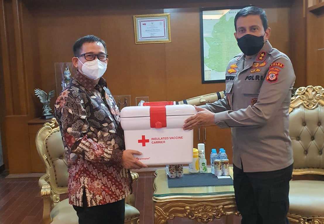 PTPP Serahkan Vaccine Carrier ke Polda Jabar