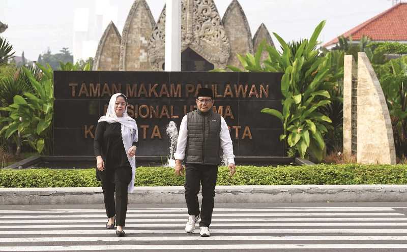 PUAN DAN MUHAIMIN BERZIARAH KE MAKAM MANTAN KETUA MPR TAUFIQ KIEMAS
