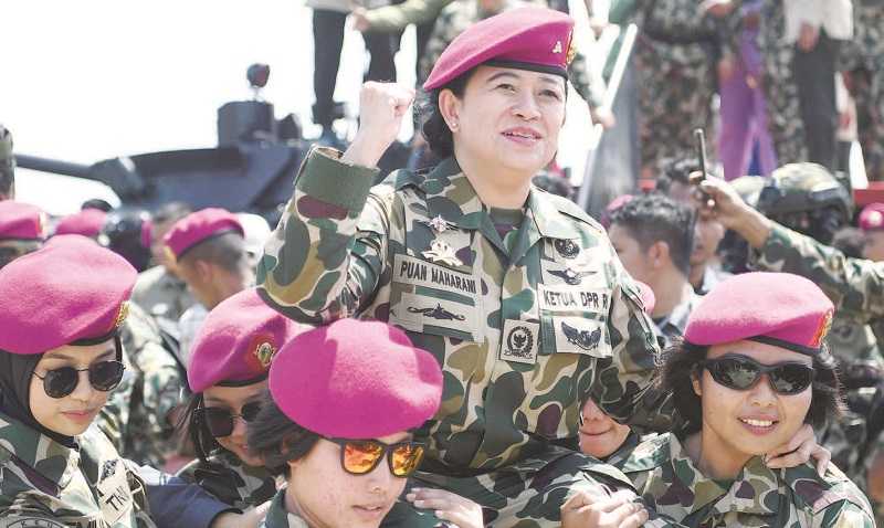 PUAN MAHARANI DIANGKAT JADI WARGA KEHORMATAN KORPS MARINIR