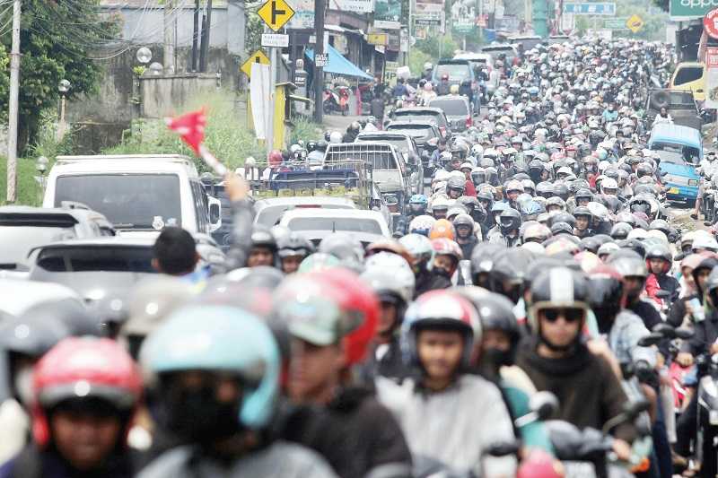 PUNCAK MACET PARAH, WARGA MANFAATKAN HARI LIBUR TERAKHIR