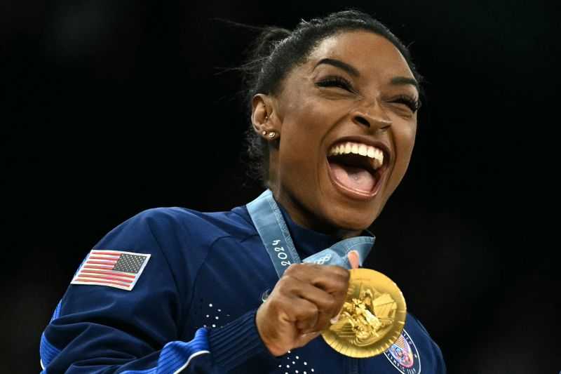 Ratu Senam Simone Biles Raih Emas Kelimanya saat Pimpin AS Rebut Emas Beregu