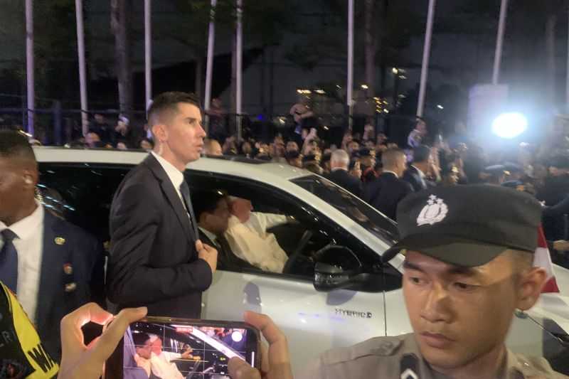 Ratusan Umat Katolik Berteriak "Pope" Sambil Kejar Mobil Paus Fransiskus yang Keluar dari GBK