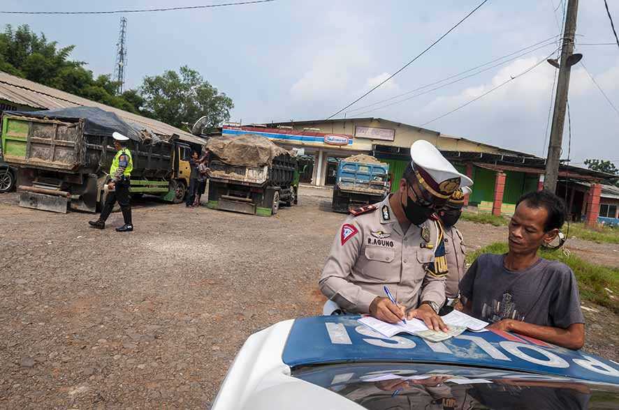 Razia Truk Bermuatan Berlebih