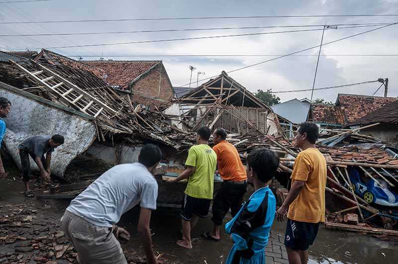 Roboh Diterjang Angin