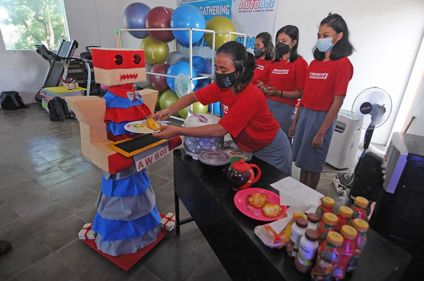 Robot Pengantar Makanan