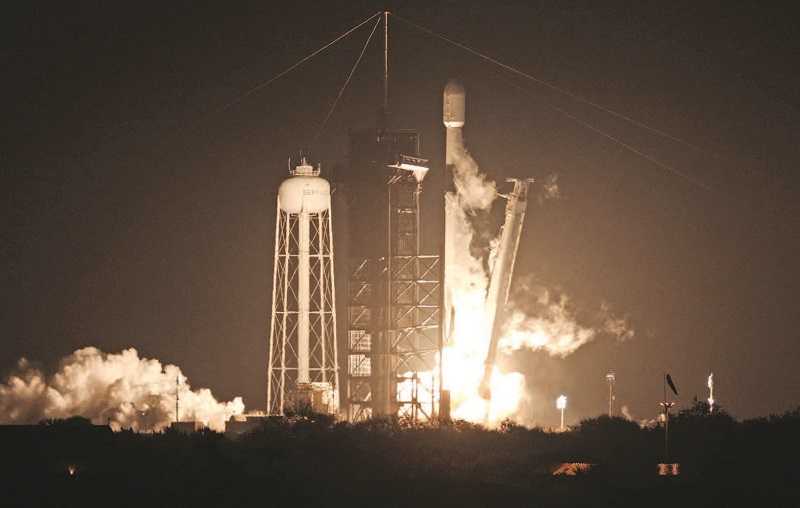 ROKET SPACEX FALCON 9 LEPAS LANDAS KE BULAN