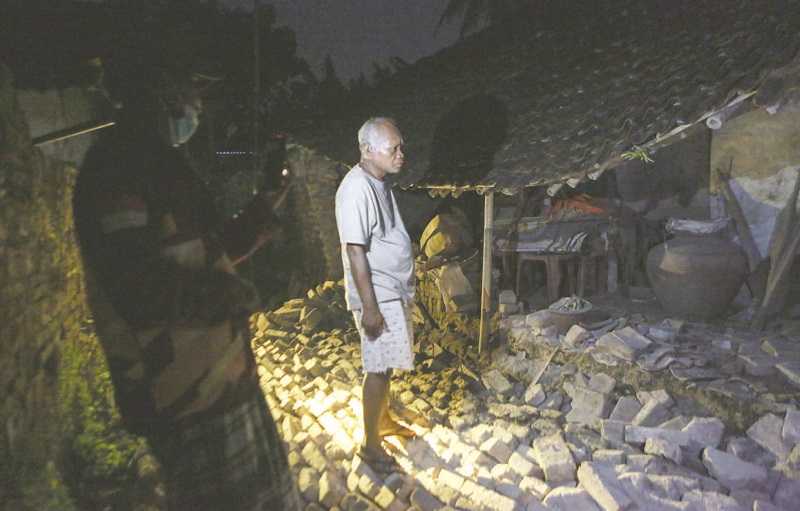 RUMAH ROBOH AKIBAT GEMPA BANTUL